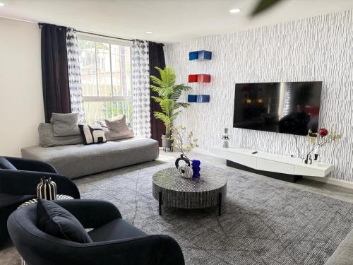 Charming 3BR Beverly Retreat with Large Private Backyard Bedford