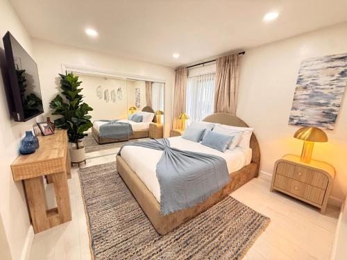 Charming 3BR Beverly Retreat with Large Private Backyard Bedford