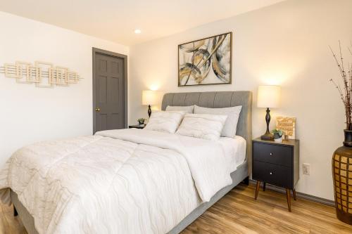 Remodeled, Spacious, Modern Retreat 5 BR, 3BA, 2KIT