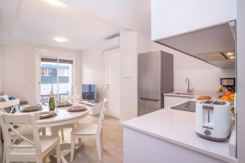 Modern 2BR Apartment Walk to Beach & Old Town
