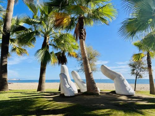 Modern 2BR Apartment Walk to Beach & Old Town - image 2