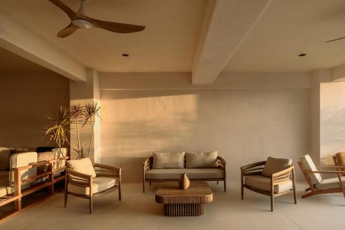 Lobby, Zima Stays in Brisas del Marques
