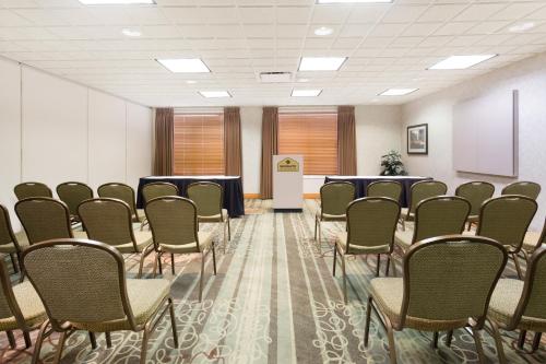 Wingate by Wyndham Calgary South - image 3