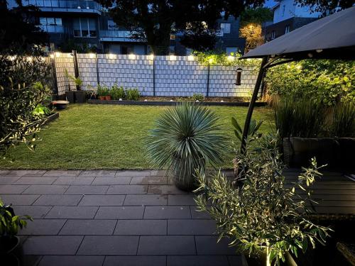 Modernes Haus mit Garten am Fuße des Tetraeders in Bottrop