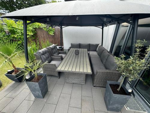 Modernes Haus mit Garten am Fuße des Tetraeders in Bottrop