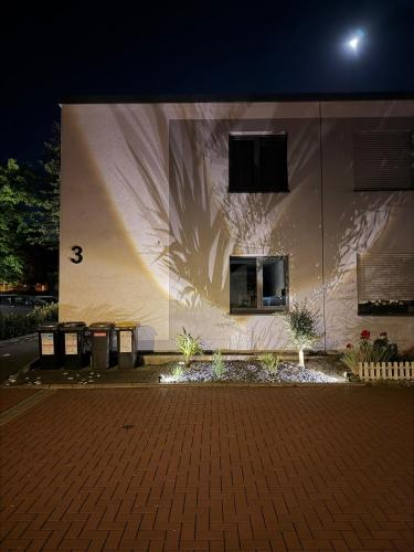 Modernes Haus mit Garten am Fuße des Tetraeders in Bottrop
