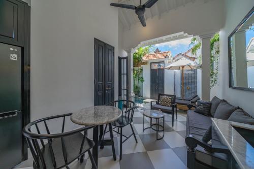 Villa Elysa - Romantic 1BR Retreat 2 Min to Berawa Beach - image 2