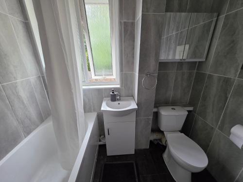 3 Bed Home Sleeps 7 - WiFi & Free Street Parking in 比爾伯樂