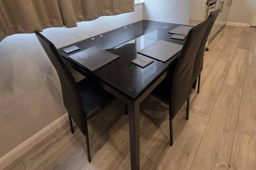 3 Bed Home Sleeps 7 - WiFi & Free Street Parking in 比爾伯樂