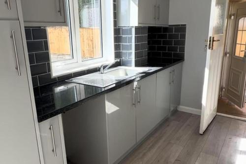 3 Bed Home Sleeps 7 - WiFi & Free Street Parking in 比爾伯樂