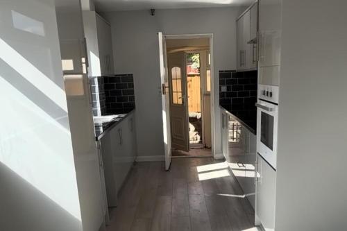 3 Bed Home Sleeps 7 - WiFi & Free Street Parking in 比爾伯樂