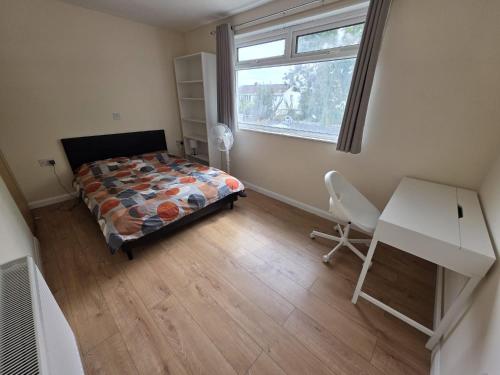 3 Bed Home Sleeps 7 - WiFi & Free Street Parking in 比爾伯樂