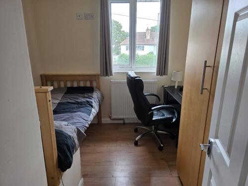 3 Bed Home Sleeps 7 - WiFi & Free Street Parking in 比爾伯樂