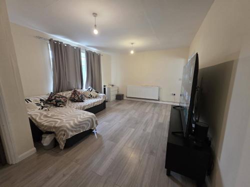 3 Bed Home Sleeps 7 - WiFi & Free Street Parking in 比爾伯樂