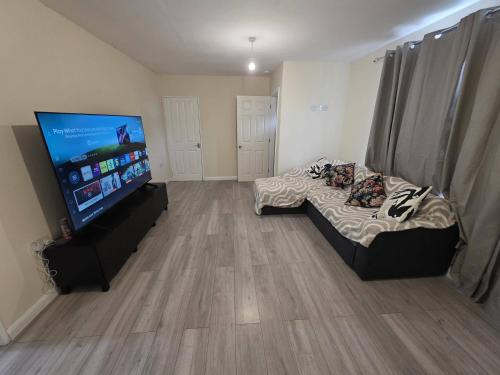3 Bed Home Sleeps 7 - WiFi & Free Street Parking in 比爾伯樂