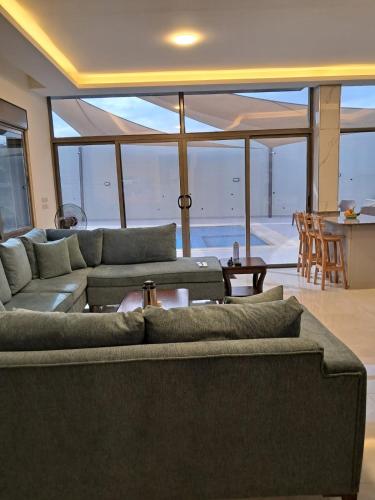 Muzn al Ghaith Luxury Chalet with Private Pool in อัลรามา