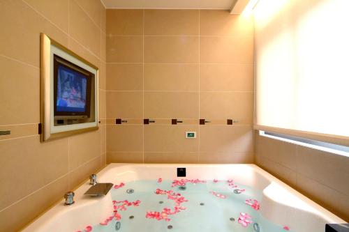 Bathroom, Jingan Classic Inn in Zhonghe District