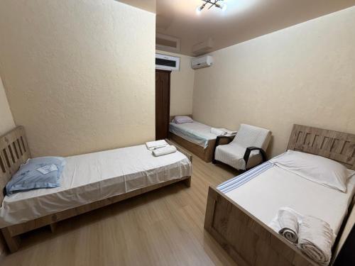 3 twin beds