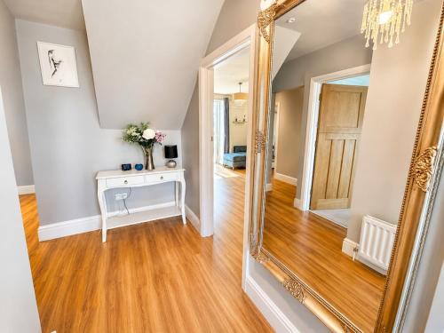 Coastal Stay with Garden and Parking - Two Bedroom - Close to Beach in Redhill