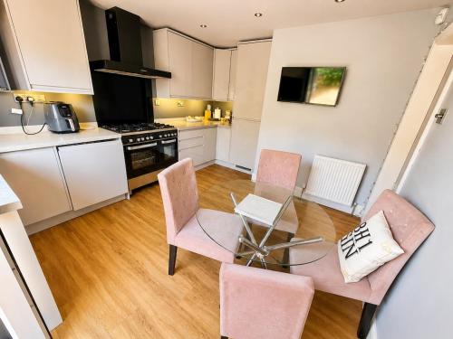 Coastal Stay with Garden and Parking - Two Bedroom - Close to Beach in Redhill