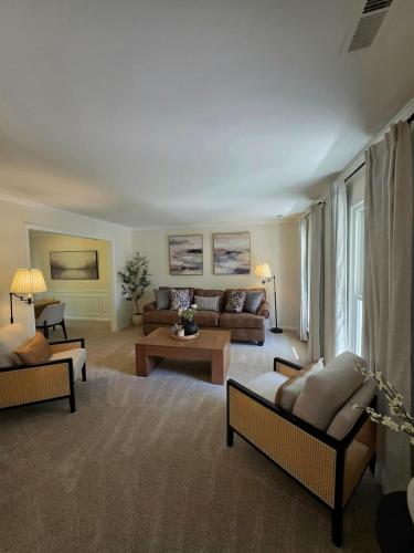 Spacious & Luxury Retreat Home in Waldorf