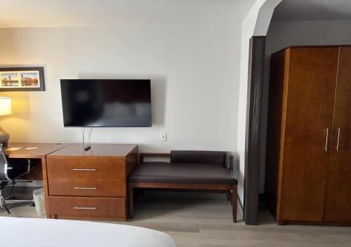 1 king bed, 1 sofa bed