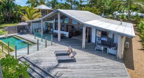 Boonooloo on Absolute Beachfront in Newell Beach