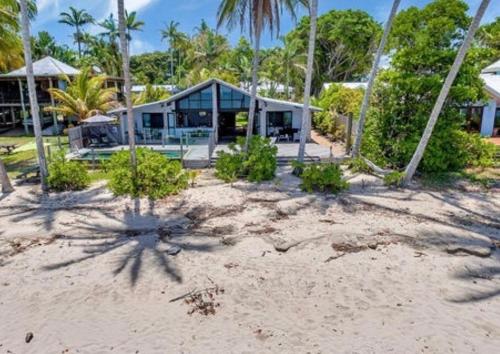Boonooloo on Absolute Beachfront in Newell Beach