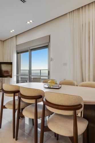 Luxury Penthouse with Seaview in แอชดัด