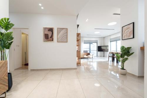 Luxury Penthouse with Seaview in แอชดัด