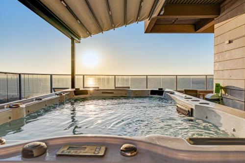 Luxury Penthouse with Seaview in แอชดัด