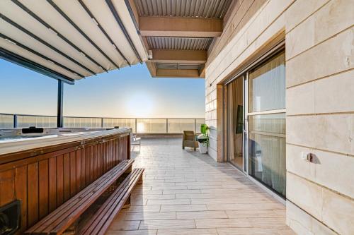 Luxury Penthouse with Seaview in แอชดัด