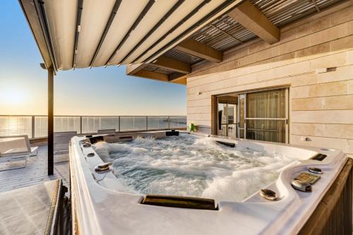 Luxury Penthouse with Seaview in แอชดัด