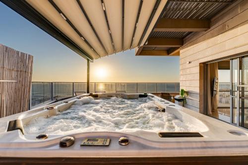 Luxury Penthouse with Seaview in แอชดัด