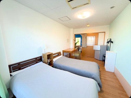 ハイ沖縄金武店トイレお風呂共用 プレオープン中駐車場有 ペット同伴可能長期滞在可能2025年10月より車貸し出しサービス有希望であればお申し付けください in Kin