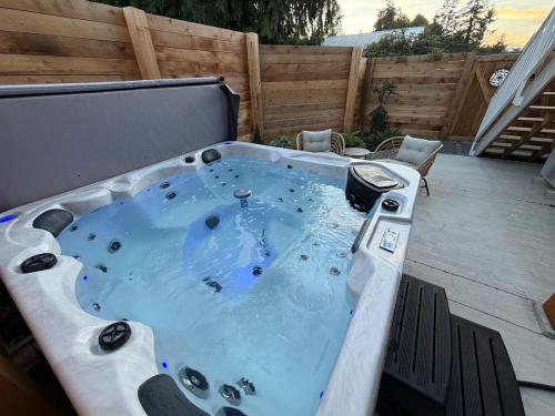 The Fin and Fir Ocean View Suite with Hot Tub in Campbell River (BC)