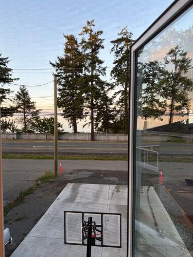 The Fin and Fir Ocean View Suite with Hot Tub in Campbell River (BC)