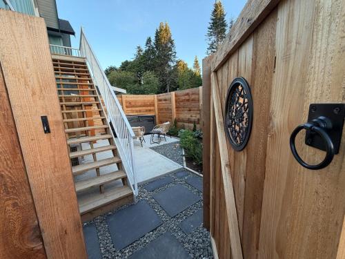 The Fin and Fir Ocean View Suite with Hot Tub in Campbell River (BC)