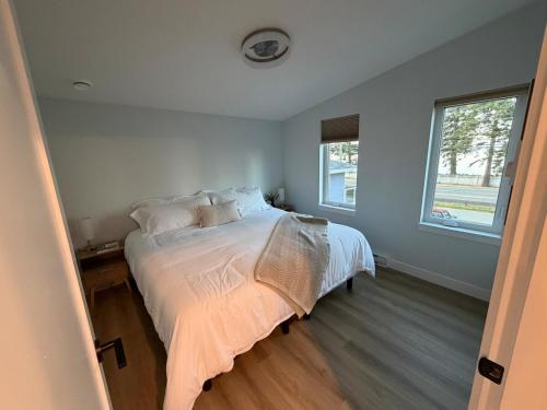 The Fin and Fir Ocean View Suite with Hot Tub in Campbell River (BC)