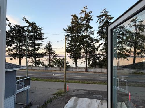 The Fin and Fir Ocean View Suite with Hot Tub in Campbell River (BC)