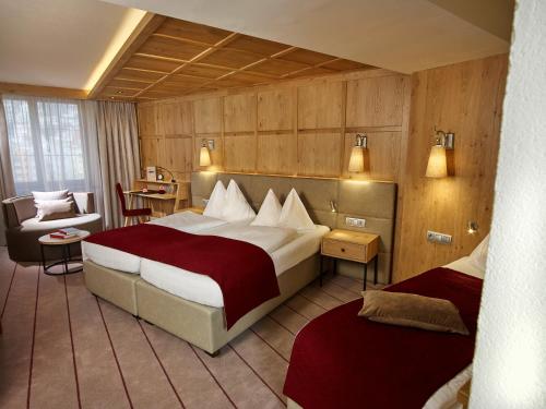 1 queen bed, 1 twin bed