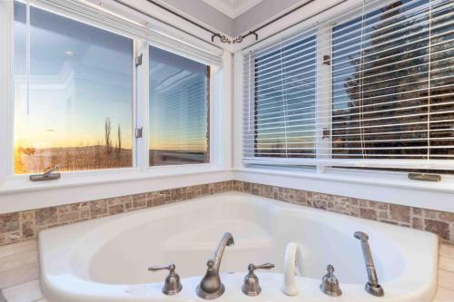 Farmington Oasis-Views Space & Comfort in Farmington (UT)