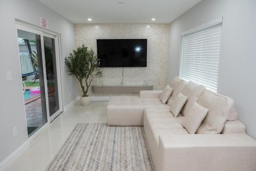 Facilities, Oasis Town House in Westwood Lakes