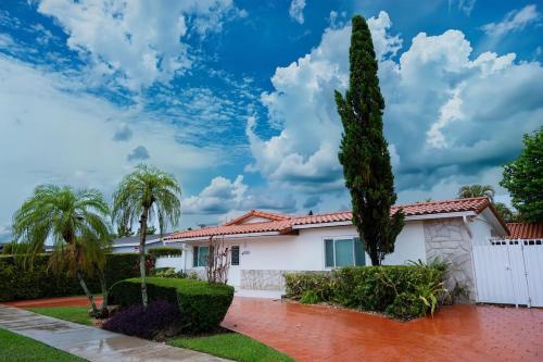 Exterior view, Oasis Town House in Westwood Lakes