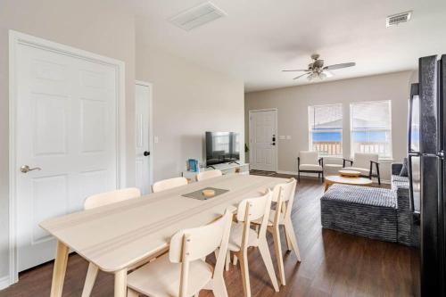 Merchants Manor 4 Bed 2 Bath Outdoor Dining Propane BBQ