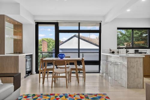 Spacious North Bondi Apt w Balcony near beach in North Bondi