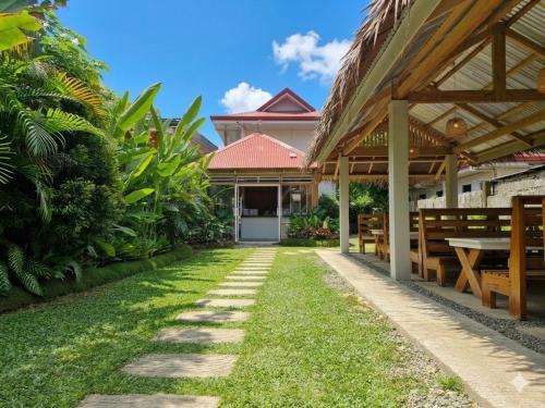 Yayay Siargao - Generator & Starlink, Socorro
