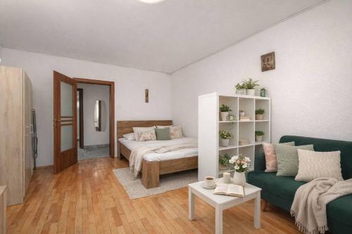 Inviting Studio on Decebal Boulevard in Bucharest 2