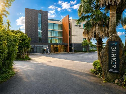 Exterior view, Bunker Hotel & Resort near Wisse-jogeun-Oreum