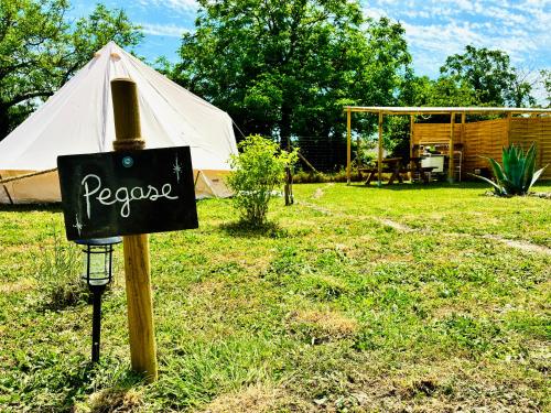 Viesnīcas āriene, Glamping La Belle Étoile - Nuit insolite -Toilette sèche (Glamping La Belle Etoile - Nuit insolite -Toilette seche) in Monts-sur-Guesnes